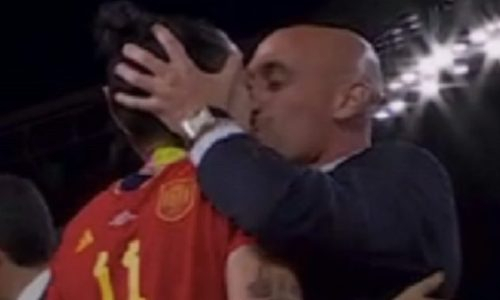 Поцеловал и трогал себя за пах. ФИФА открыла дело после скандала на чемпионате мира