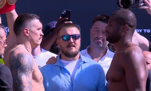 Усик и Дюбуа провели финальную дуэль взглядов перед титульным боем. Видео