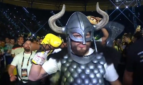 Украинский боксер вышел на ринг с топором и выиграл бой за титул. Видео