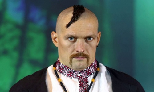 Усик после победы нокаутом удивил сообщением о бое с Фьюри