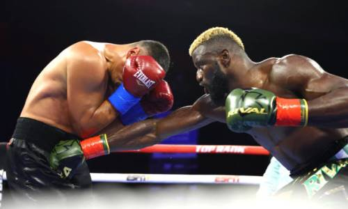 «Скатертью дорожка». Казахстанского боксера оскорбили в США после дисквалификации