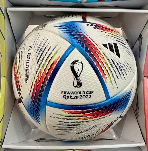 Собравшему мусор со стадиона после матча в Казахстане мальчику подарили особенный подарок. Фото