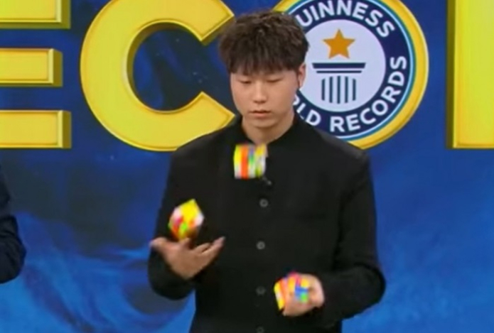 Китаец собрал три кубика Рубика за три минуты, жонглируя ими