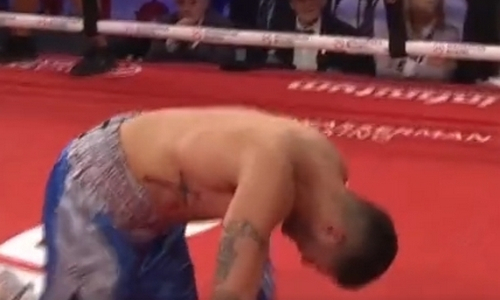 Драматичный бой за титул чемпиона мира завершился мучительным нокаутом. Видео