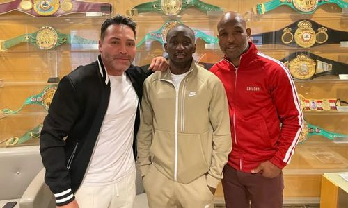 «Заставит выглядеть ребенком». Де ла Хойя назвал победителя боя «Канело» — Кроуфорд