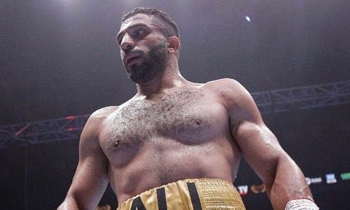 Казахстанский тяжеловес вылетел в Китай на бой за титул WBO