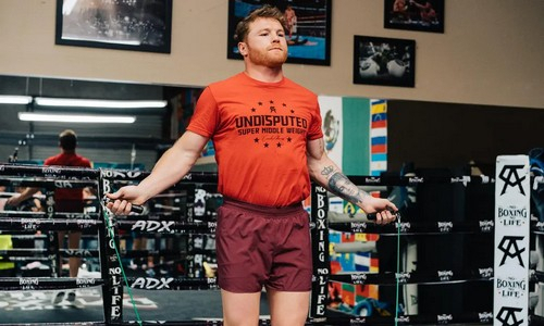 Непобежденный казахстанский нокаутер провел тренировку с «Канело» и сделал заявление