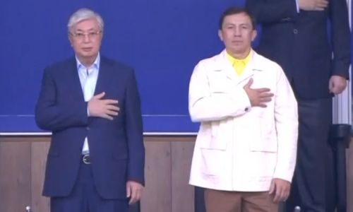 Касым-Жомарт Токаев и Геннадий Головкин прибыли на матч сборной Казахстана по футболу. Видео
