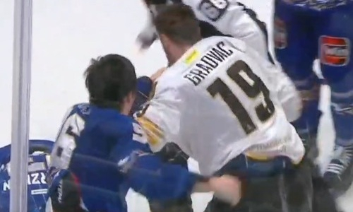 Казахский хоккеист «Барыса» избил соперника во время матча КХЛ. Видео