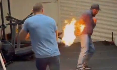 Чемпион UFC решил повеселиться и чуть не поджег своего друга из огнемета. Видео