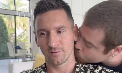 Видео поцелуя мужчины в шею Месси попало в Сеть. Жена футболиста отреагировала