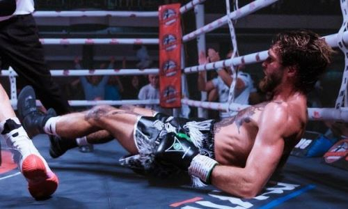 Непобежденного боксера нокаутировали в бою за титул в весе Головкина и Алимханулы. Видео