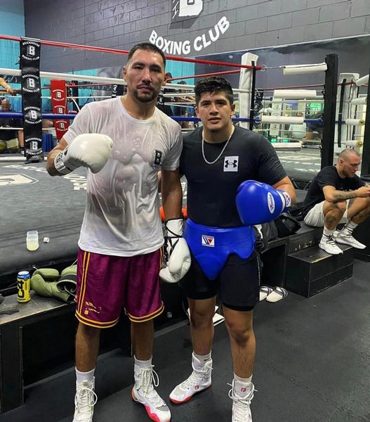 Жанибек Алимханулы готовится к бою с «Канело»