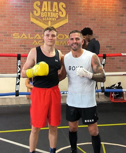 Непобежденный боксер из Казахстана провел спарринг с экс-чемпионом мира