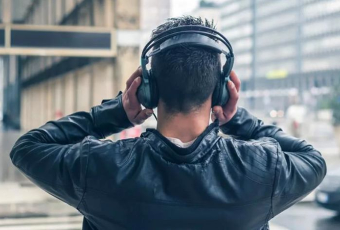 Что будет, если постоянно слушать музыку в наушниках?
