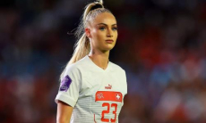 Красотке-футболистке предложили провести ночь со звездой за деньги. Известна сумма