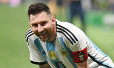 Вратарь соперника не дал фанату сделать фото с Месси и выбросил его телефон. Видео