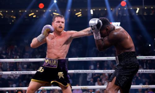 Видео боя «Канело» — Чарло за «абсолют» с нокдауном и односторонним избиением