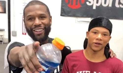 17-летний протеже Флойда Мэйвезера с быстрого нокаута дебютировал в профи. Видео