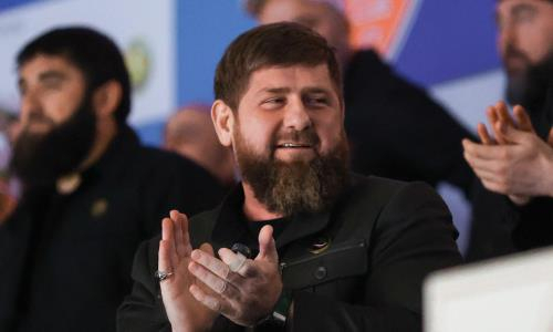 Рамзану Кадырову вручили чемпионский пояс сразу после тяжелого нокаута. Видео