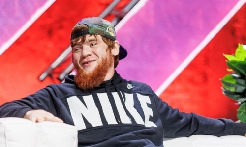 Непобежденный российский боец UFC закидал девушек яйцами за мини-юбки