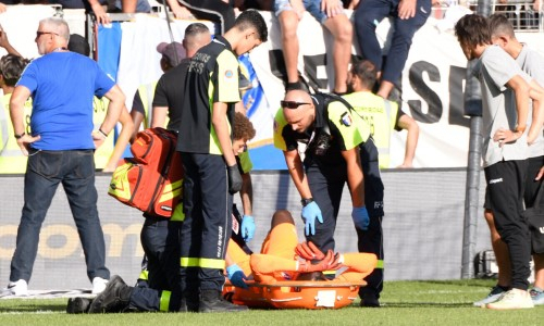 Вратарь рухнул без сознания после взрыва на поле в матче чемпионата Франции