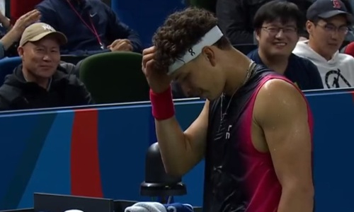 Теннисист попал в комичную ситуацию на турнире в Китае. Видео