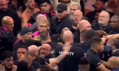 Массовой дракой завершился боксерский поединок блогера и бойца ММА. Видео