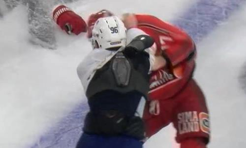 В матче КХЛ произошла драка после толчка на борт от игрока «Барыса». Видео