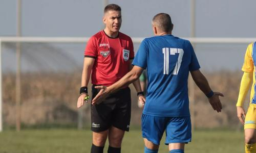 В России футболист нокаутировал судью за показ желтой карточки. Видео