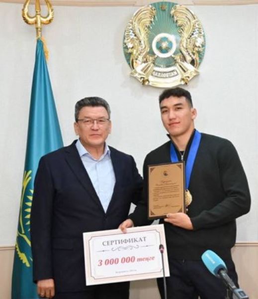 В Казахстане чествовали чемпиона мира и вручили ему денежную премию