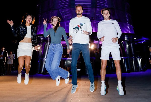 Елена Рыбакина сделала эффектное фото со своей соперницей по первому матчу на турнире в Пекине