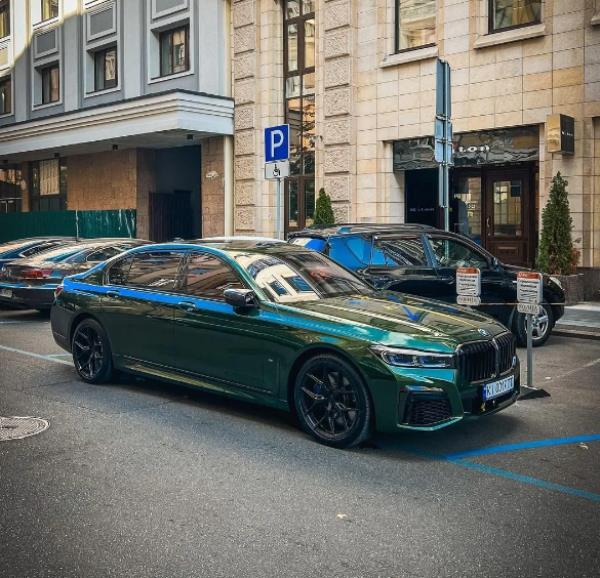 На улицах Киева заметили роскошное авто Александра Усика. Фото