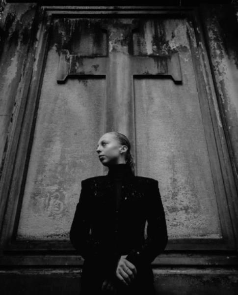 Титулованная фигуристка из России устроила фотосессию на кладбище