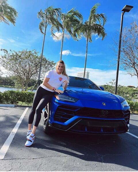 Арина Соболенко показала фото нового автомобиля