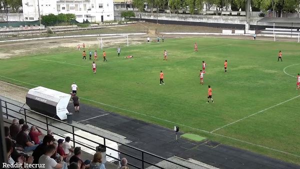 Второй раз в истории футбола. Редкий случай во время матча попал на видео