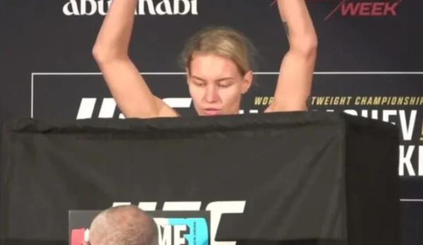 Красотка из России разделась догола перед боем на UFC 294. Фото