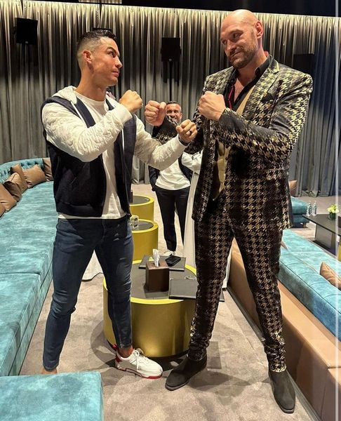 Криштиану Роналду и Тайсон Фьюри устроили дуэль взглядов. Фото