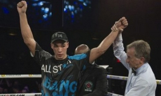 Нокаутированный Жанибеком Алимханулы боксер закрыл поражение досрочной победой