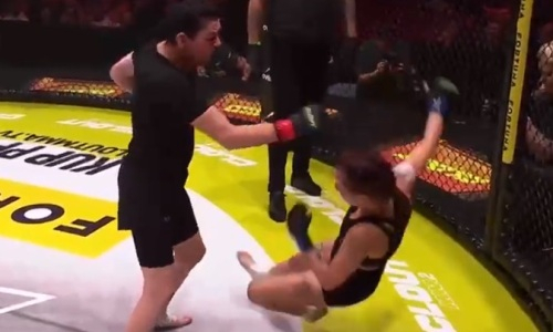 50-летняя мать нокаутировала бывшую девушку своего сына на турнире по ММА. Видео
