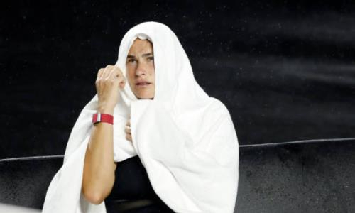 Соболенко и Швёнтек столкнулись с проблемой в матче за финал Итогового турнира WTA