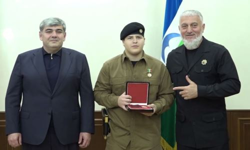 Сын-боксер Рамзана Кадырова пришел на вручение награды с оружием. Видео