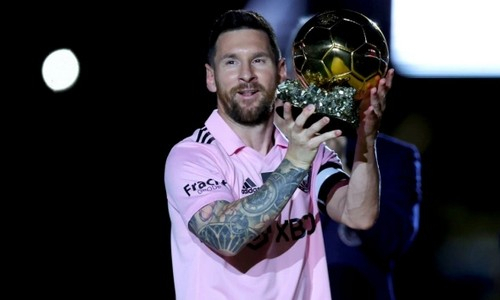 Лионель Месси показал «Золотой мяч» болельщикам «Интер Майами» и выступил с заявлением. Видео