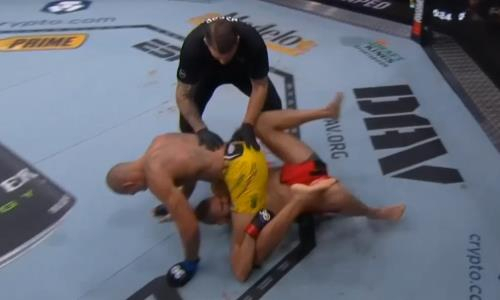 Неожиданный нокаут определил нового чемпиона UFC. Видео