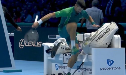 Новак Джокович сломал ногой две ракетки во время матча. Видео