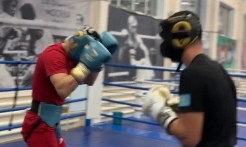 Данияр Елеусинов и Аблайхан Жусупов вышли друг против друга в ринг. Видео