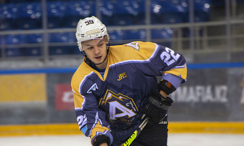 Казахстанский хоккеист получил черепно-мозговую травму. Он накрыл собой удар соперника