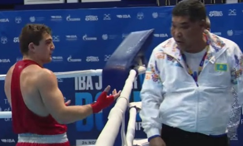 Скандалом закончился бой Казахстана на юниорском чемпионате мира по боксу. Видео