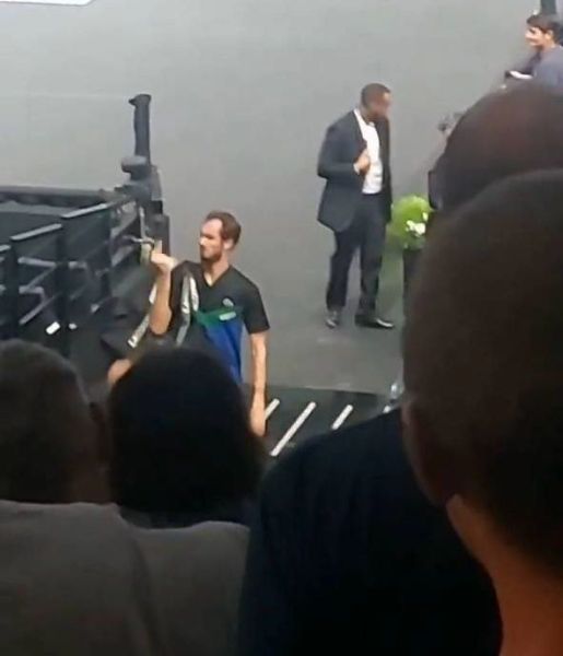 Третья ракетка мира из России оскандалился после сенсационного поражения