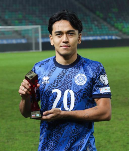 Футболиста сборной Казахстана наградили за матч против Словении. Фото